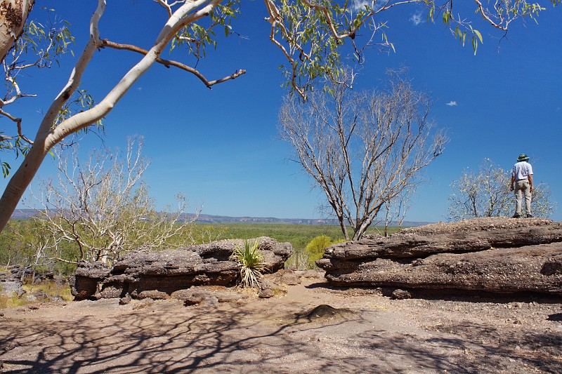 2009-11-06 22-01-20_3.jpg - ein Wanderer am Nourlangie Rock
